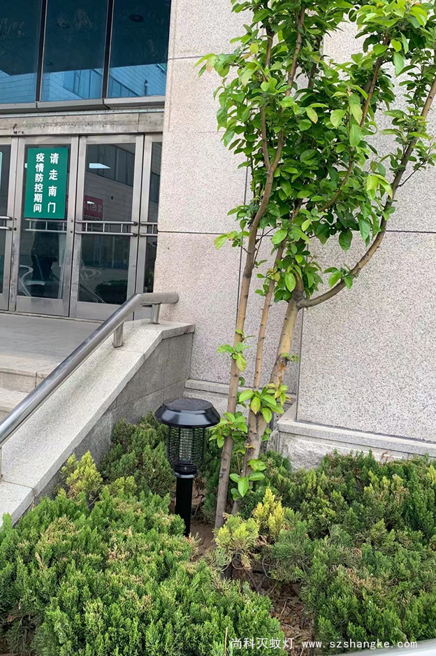 醫院安裝戶(hù)外太陽(yáng)能滅蚊燈